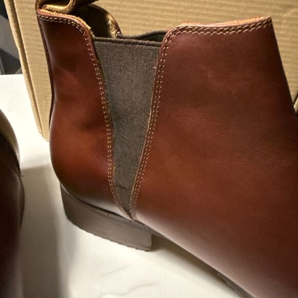 Nisolo Everyday Chelsea Boot, Auburn, Size 7 - Picture 4 of 9